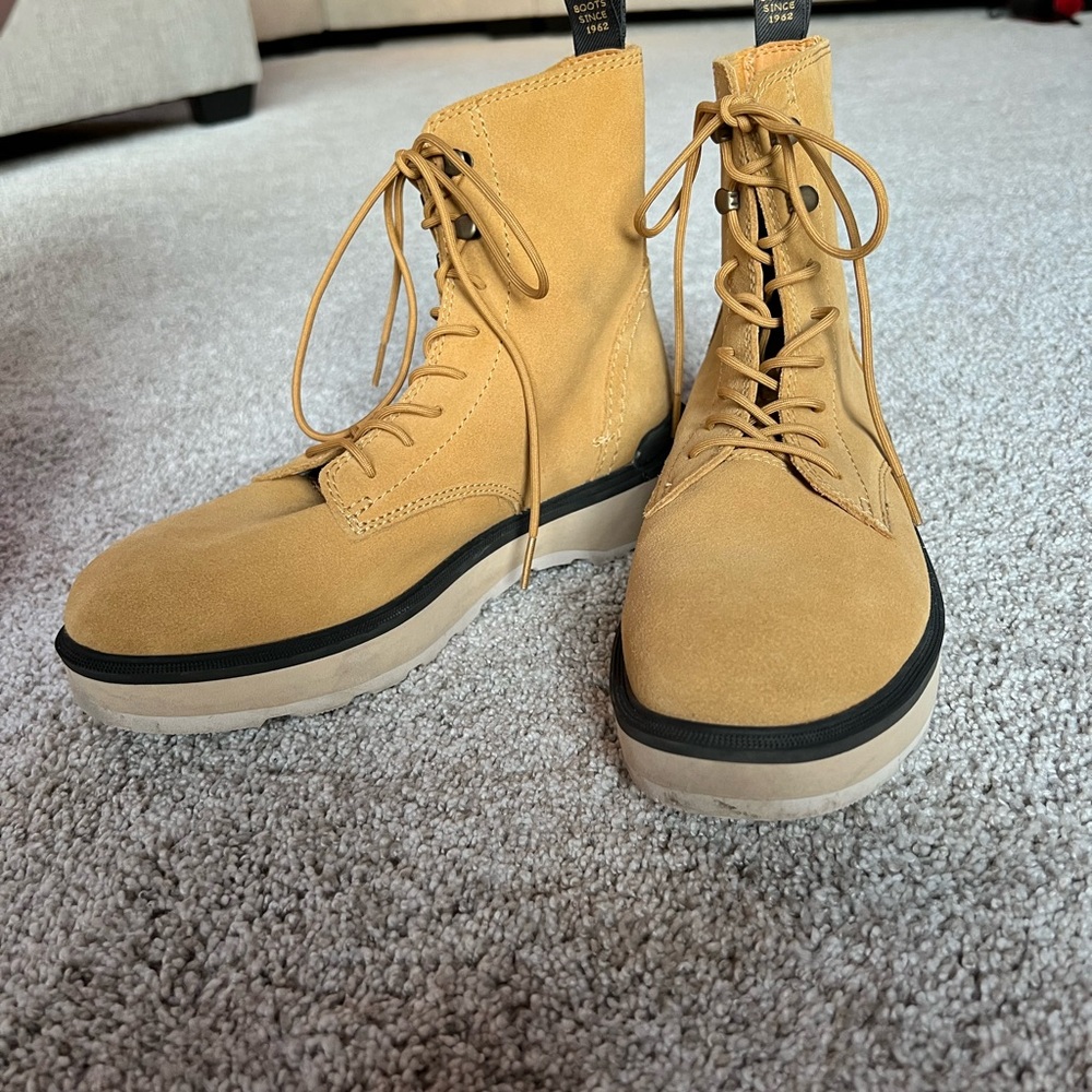 Tan Suede Sorel boot!
